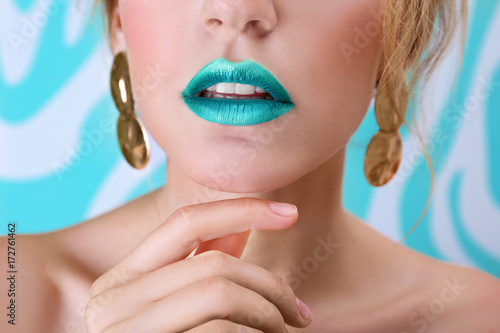 Young woman with bright gre...