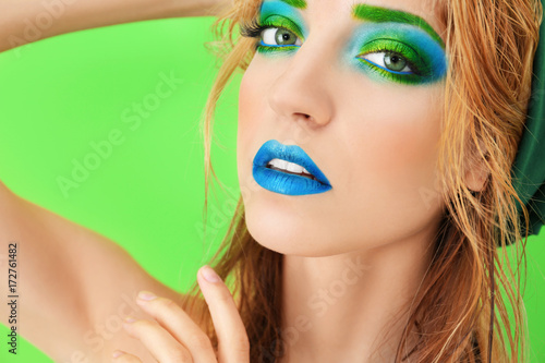 Young woman with bright gre...