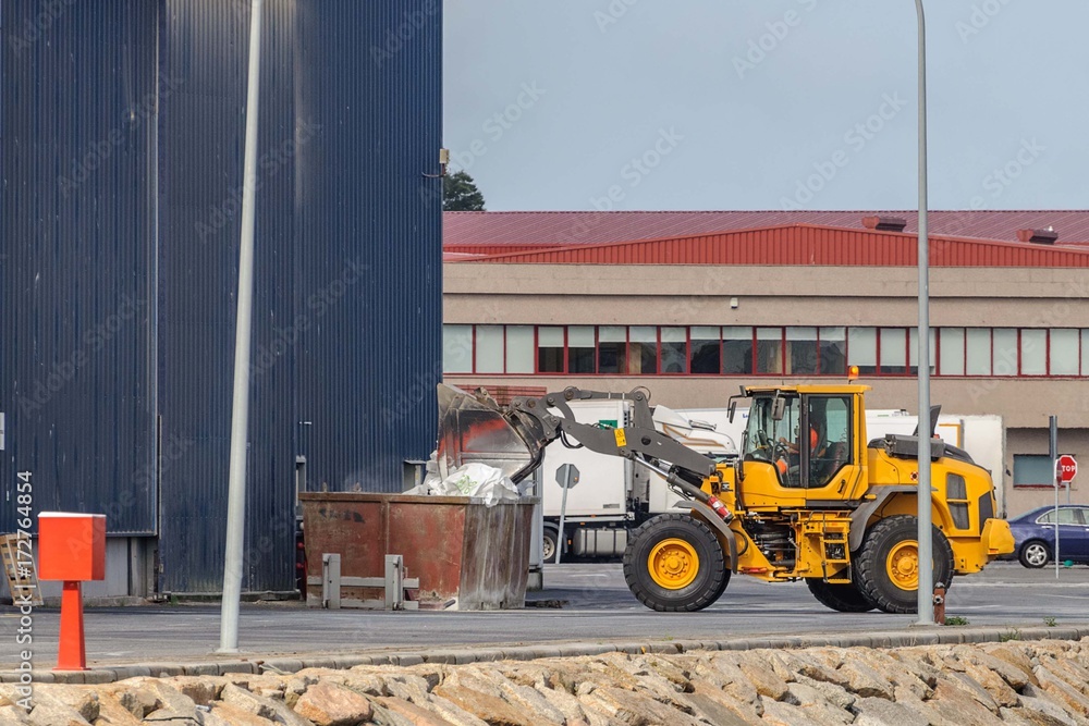 Obraz premium tractor loading materials