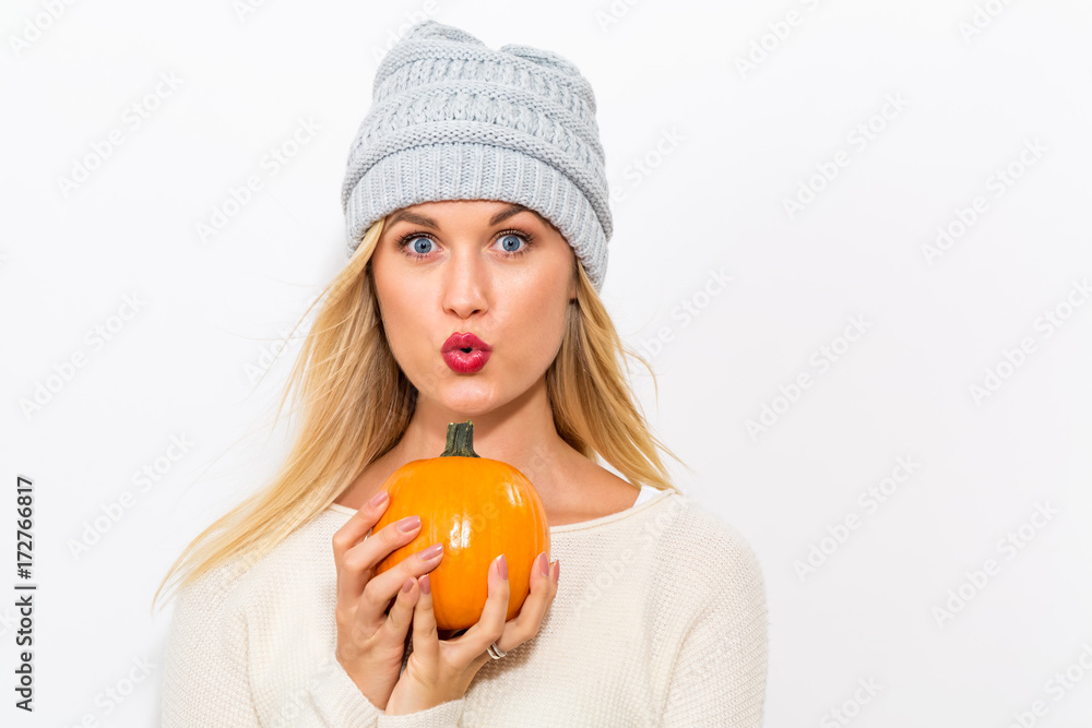 Naklejka premium Young blonde woman holding pumpkins for halloween
