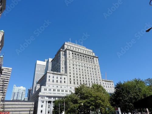 Strada di Montréal e grattacieli blu photo