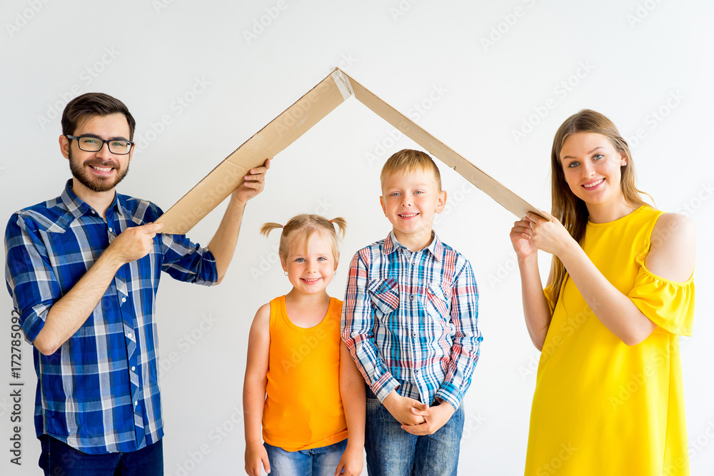 Obraz premium Family moving into new house