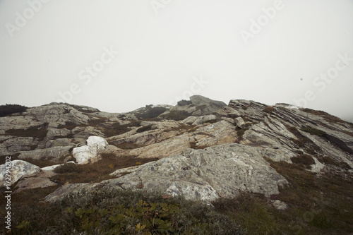 kurvige Bergstrasseder Alpen im Nebel