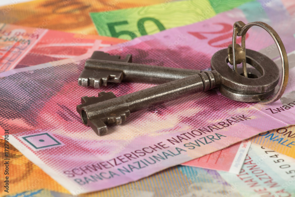 Ein Hausschlüssel und Bargeld Schweizer Franken Ein Hausschlüssel und Bargeld Schweizer Franken