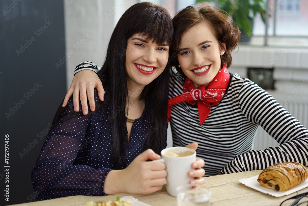 beste freundinnen umarmen sich in einem café beste freundinnen umarmen sich in einem café