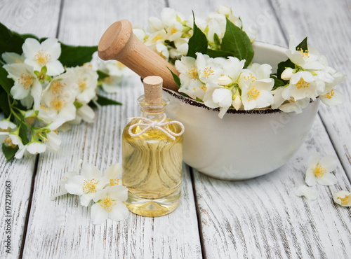 Tela Massage oil with jasmine flowers