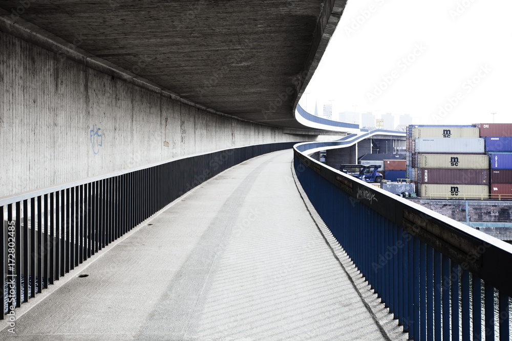 Fototapeta premium Radweg entlang des Güterhafens
