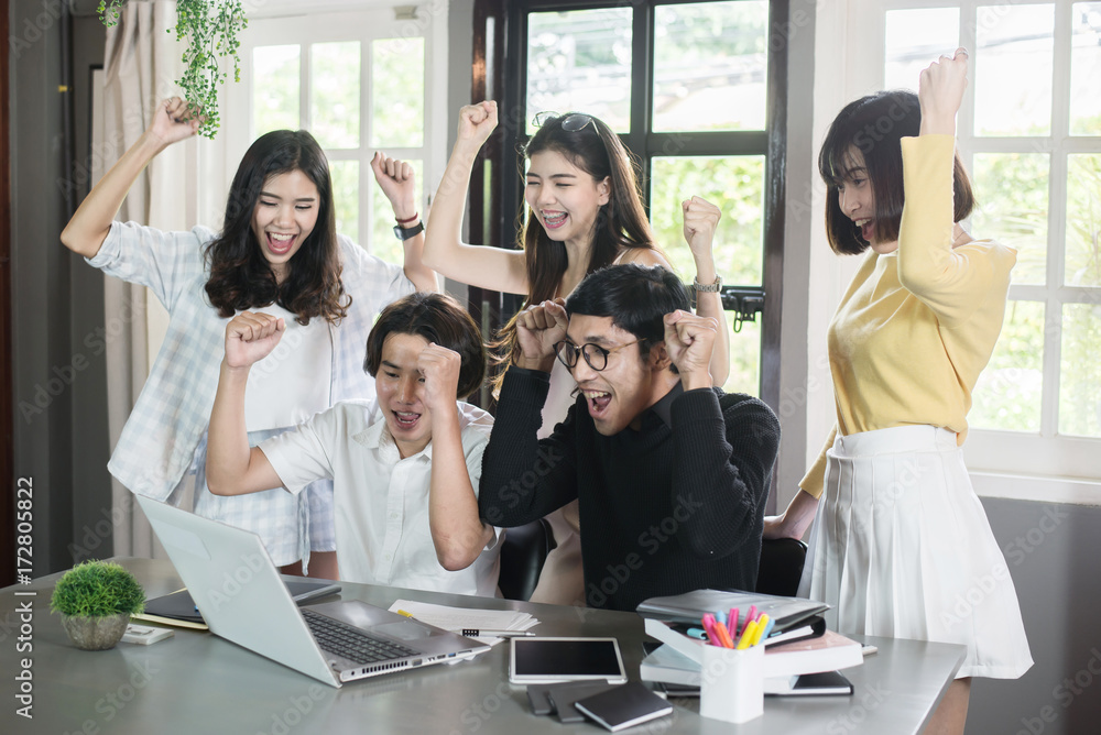 Obraz premium Group of successful young business is celebrating working in office together