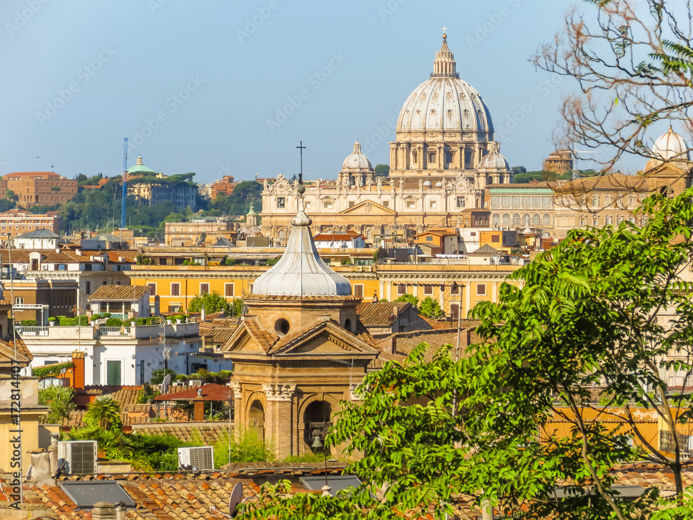 Obraz premium View of roofs and cityscape of Rome