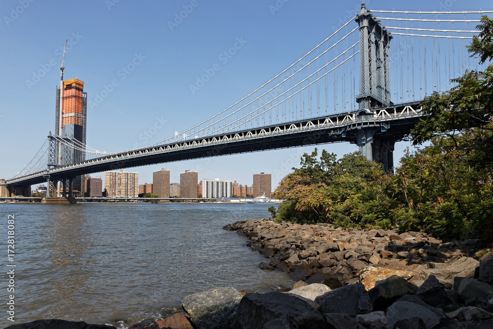 Obraz premium Manhattan Bridge sur l'East River depuis le Parc du Pont de Brooklyn