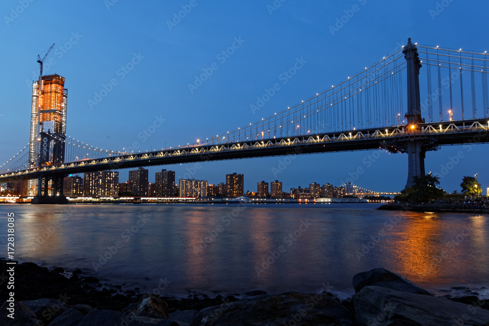 Naklejka premium Manhattan Bridge et l'East river à l'heure bleue