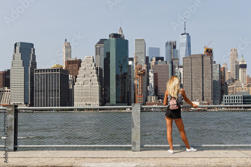 En admiration devant la vue de Manhattan