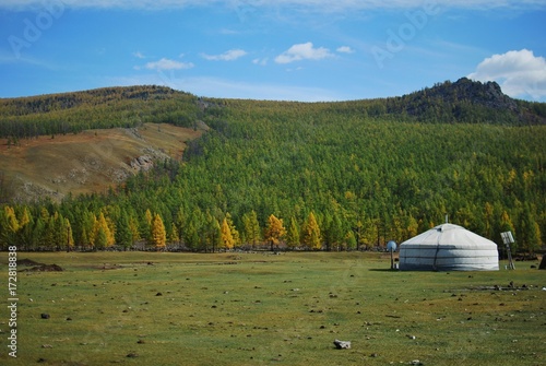 Yourte face a une coline en Mongolie