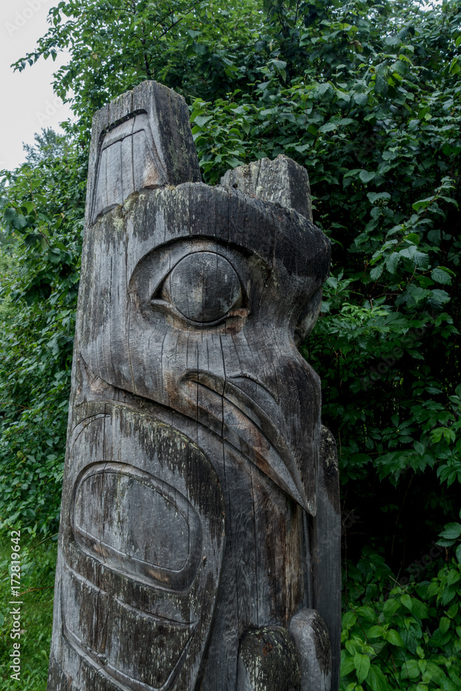Adler Totem beim 'Ksan Historical Village nahe Hazelton, British Columbia, Kanada