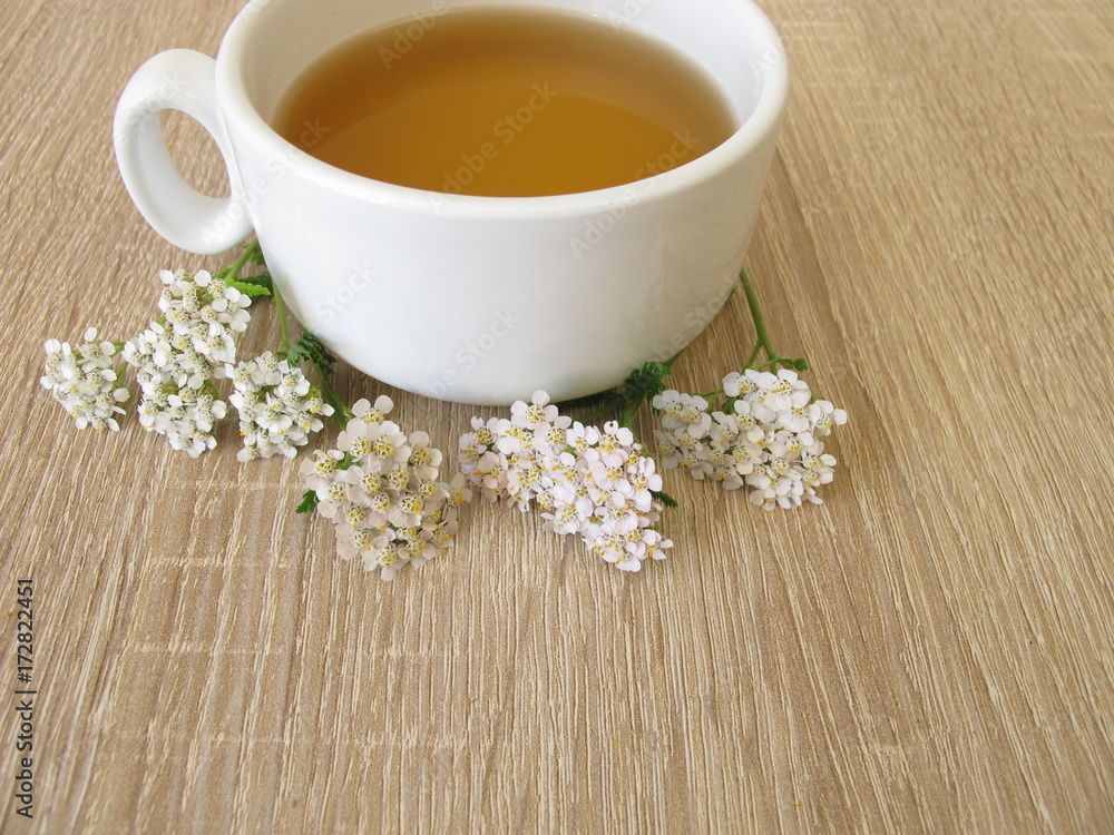 Kräutertee mit Schafgarbe Kräutertee mit Schafgarbe