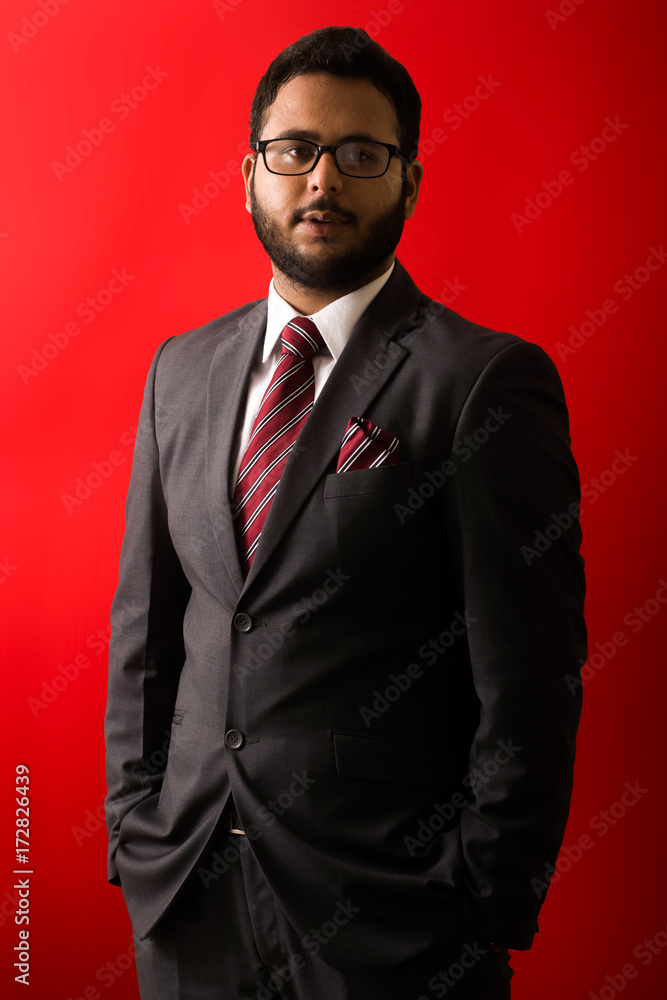 Fototapeta premium Business man in suit in front of red background