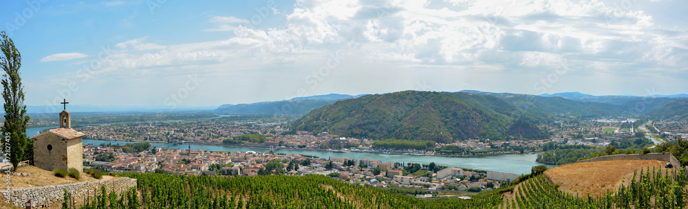 Fototapeta premium Chapelle coteaux de vigne le long du rhone avec vue sur Tournon sur Rhône et Tain l'Hermitage