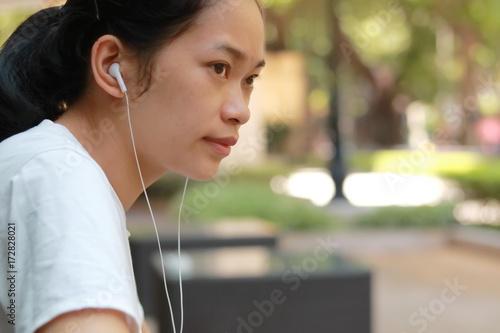 スマートフォンで音楽を聴く女性