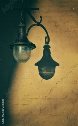 Фонарь и его тень