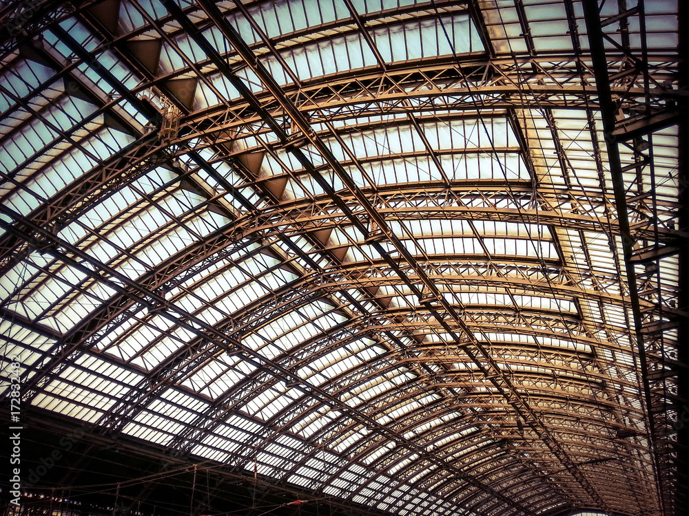 Dach aus Glas und Stahl
