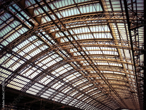 Dach aus Glas und Stahl