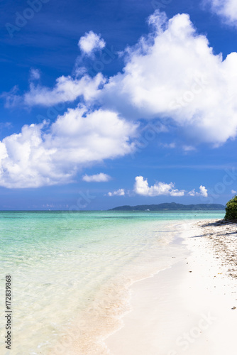 珊瑚礁の美しい竹富島のコンドイ浜 © san724