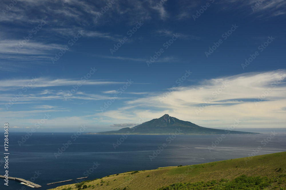 晴天の礼文島　利尻富士を望む