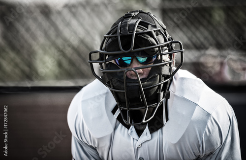 Foto Umpire in face mask, behind home plate, looking at camera