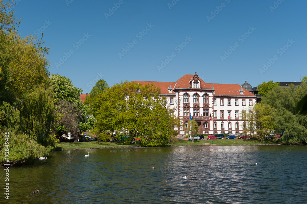 Fototapeta premium Gebäude Justizministerium in Kiel am Hiroshimapark
