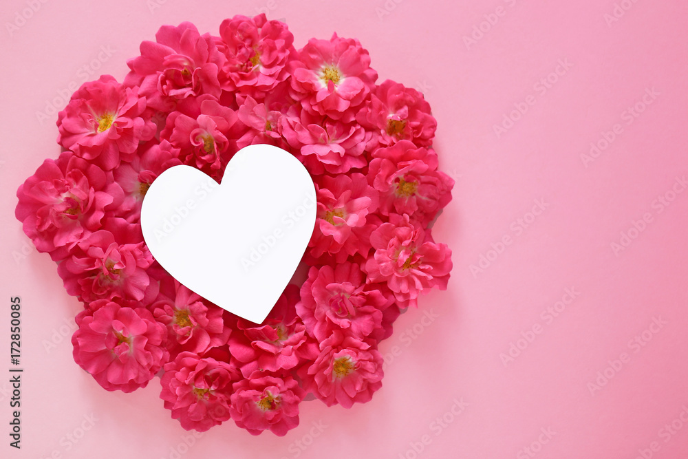 Flower mockup . mockup in heart shape in pink roses on rose  background. floral design layer. flat style. flower frame in the form of heart with pink roses. St. Valentine's Day