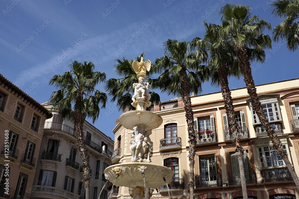 Naklejka premium Fontaine et palmiers, Malaga, Espagne