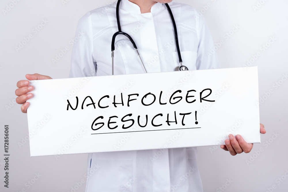 Arzt mit Schild Nachfolger gesucht