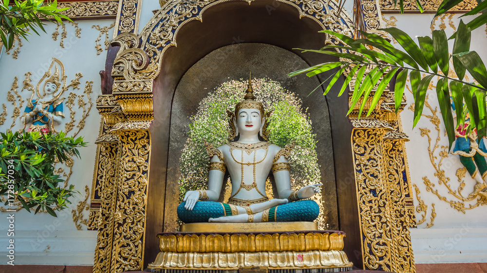 Obraz premium Buddha in Wat Saen Muang Ma Luang (Wat Hua Khuang) temple. Chiang Mai, Thailand.