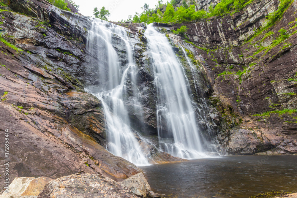 Obraz premium Wodospad Skjervsfossen w Hordaland w Norwegii