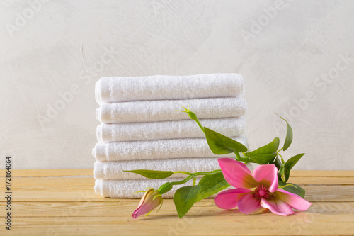 Fototapeta Naklejka Na Ścianę i Meble -  towels roll with flower
