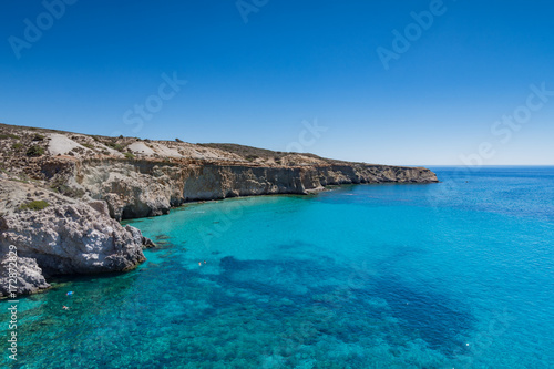 Vista panoramica sulla baia di Tsigrado a Milos, arcipelago delle Isole Cicladi GR 
