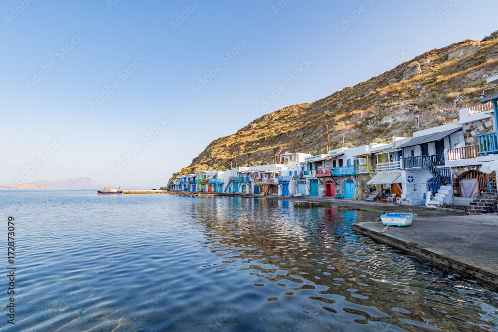 Il pittoresco villaggio di Klima a Milos, arcipelago delle isole Cicladi GR	