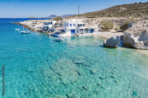 Spiaggia e piccolo villaggio di Mytakas a Milos, arcipelago delle Isole Cicladi GR photo