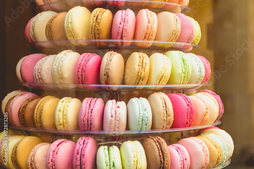 Obraz na płótnie appetizing macarons multicolor in the shop window w salonie