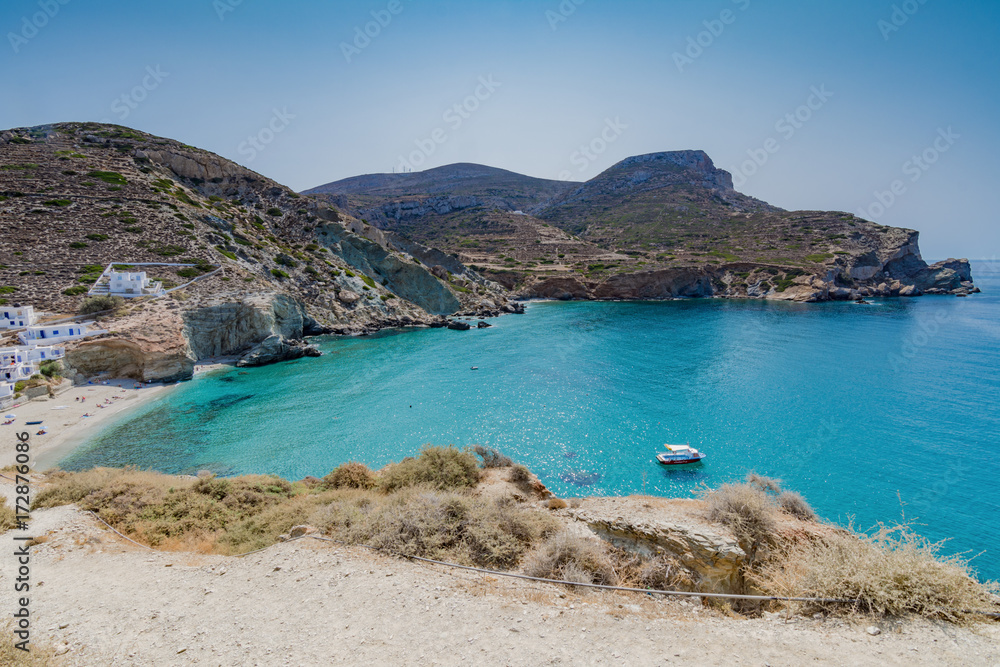 Veduta panoramica della baia di Agali a Folegandros, arcipelago delle isole Cicladi GR	