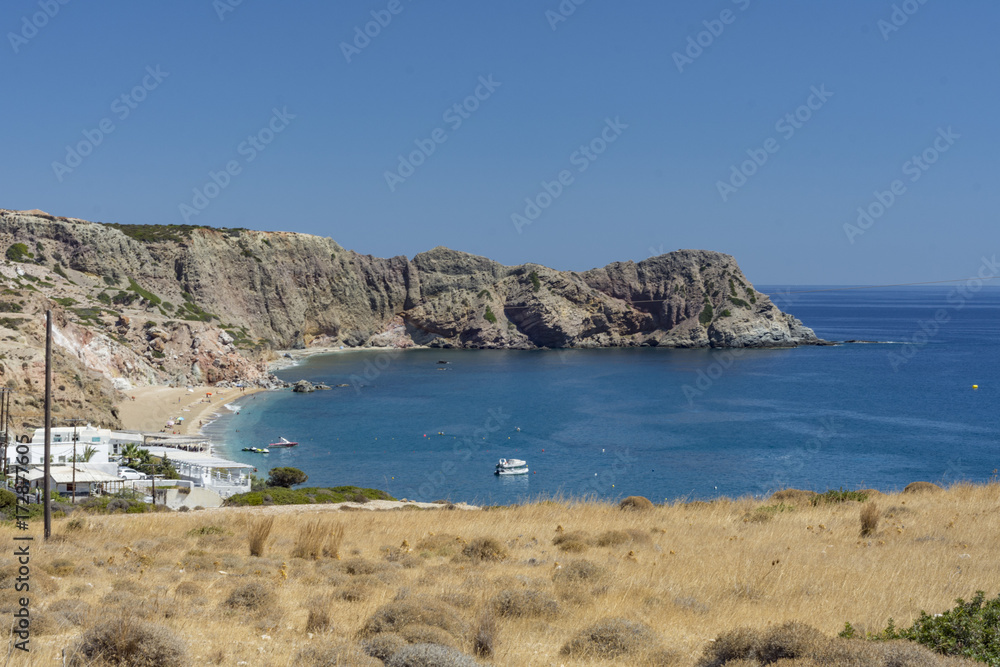 Vista panoramica sulla baia di Paleochori a Milos, arcipelago delle isole Cicladi GR	