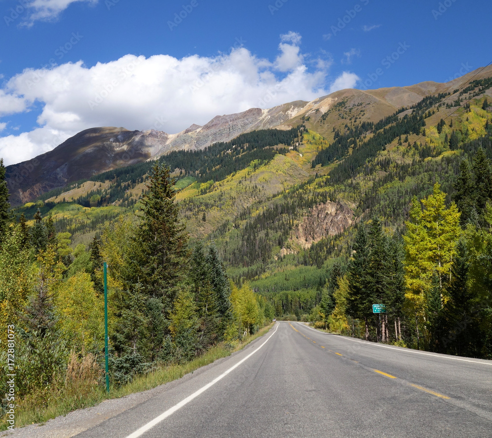 Fototapeta premium Autumn on Million Dollar Highway/Red Mountain Pass, Colorado
