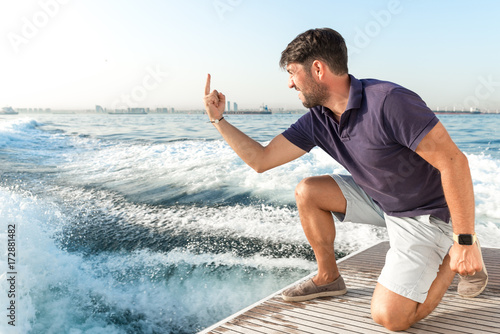 hand gesture, crew is şgning as a angry