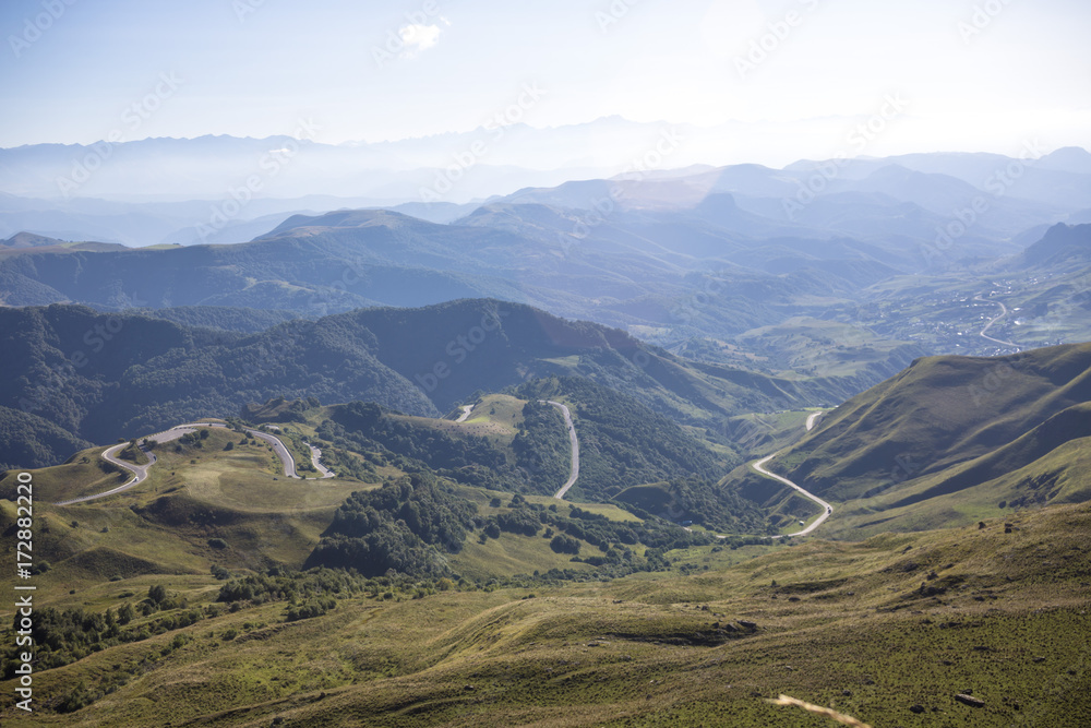 Fototapeta premium Горная панорама, перевал, красивый вид на горный хребет, Северный Кавказ