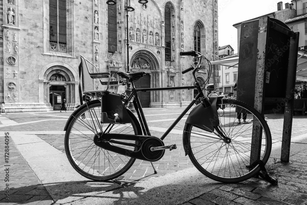 Bicycle by Como Cathedral