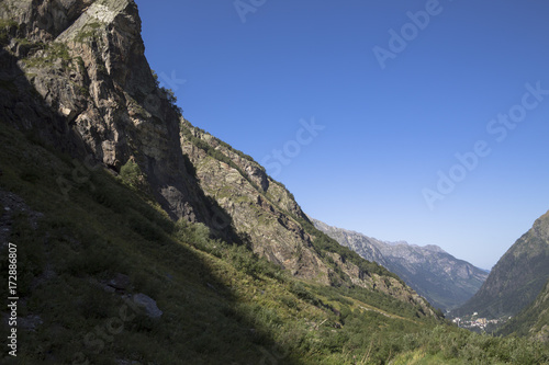 Горный пейзаж. Красивый вид на высокие скалы в живописном ущелье. солнечная погода. Дикая природа и горы Северного Кавказа