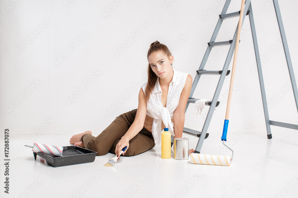 Obraz premium woman painting a wall in house