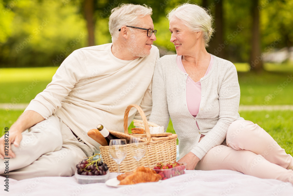 Ταπετσαρία happy senior couple having picnic at summer park