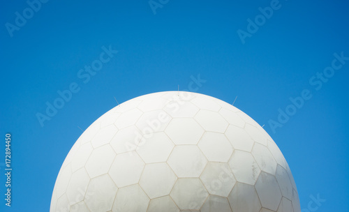 Wallpaper Mural Abhörstation empfängt persändliche Daten vor braunem Himmel Torontodigital.ca