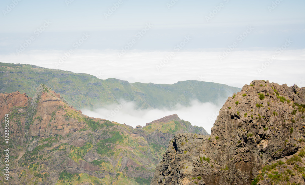 Naklejka premium Aussicht auf berge in dichtem Nebel